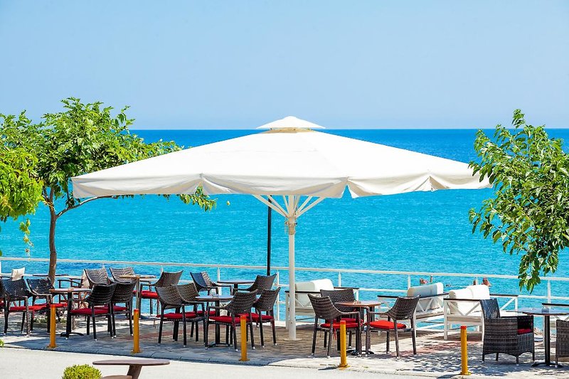Urlaub im Xenios Dolphin Beach Hotel - hier günstig online buchen