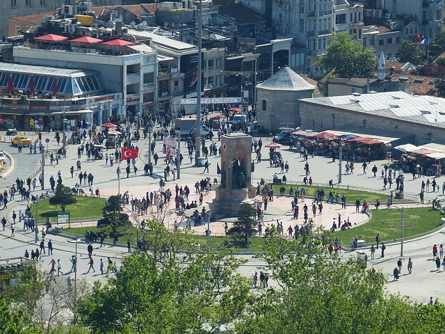 Auf dem Taksim-Platz und der anschließenden Isiklar-Straße reihen sich Geschäfte, Boutiquen, Bars und Restaurants